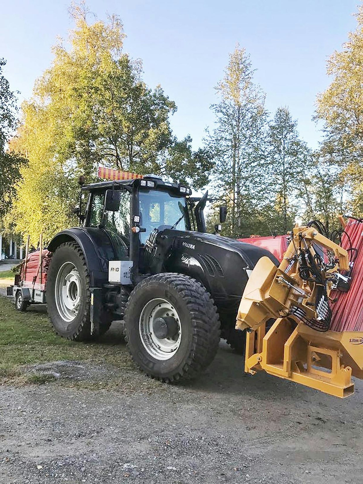 Aurausviitat kulkevat kevyessä perävaunussa. Koneen säiliöön menee noin 350 kappaletta 16-millisiä perusviittoja.