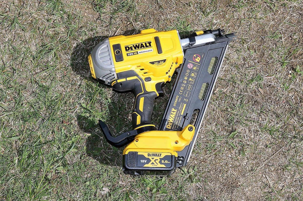 DeWalt on näppärämpi ja kevyempi käsitellä, mutta häviää laukaisunopeudessa ja voimassa.