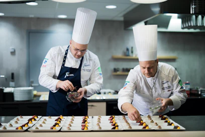 Viiden VIP-ravintolan makuelämykset on suunnitellut Fazer Culinary Team. Oikealla tiimin kapteeni Mika Pesonen ja vasemmalla keittiömestari Tapio Bergström.