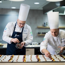 Viiden VIP-ravintolan makuelämykset on suunnitellut Fazer Culinary Team. Oikealla tiimin kapteeni Mika Pesonen ja vasemmalla keittiömestari Tapio Bergström.