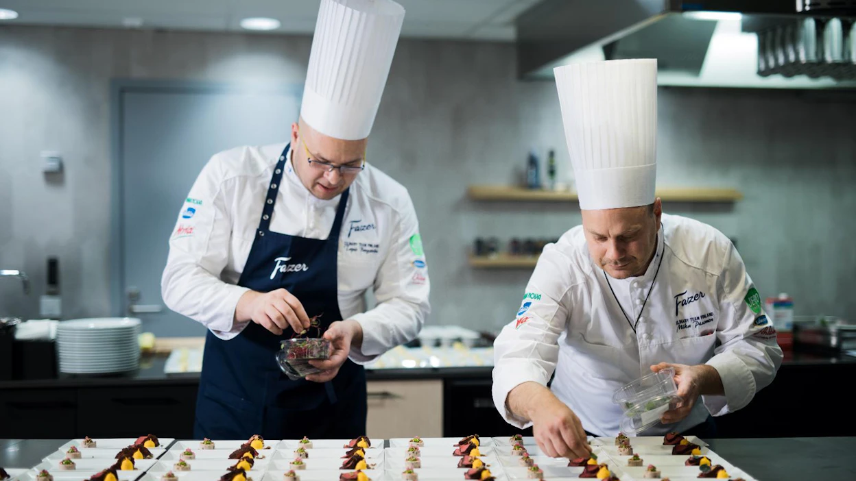Viiden VIP-ravintolan makuelämykset on suunnitellut Fazer Culinary Team. Oikealla tiimin kapteeni Mika Pesonen ja vasemmalla keittiömestari Tapio Bergström.