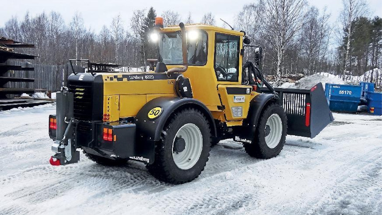 Ruotsissa tämän tyyppiset koneet voidaan rekisteröi- dä motorredskap klass 1 -ajoneuvoluokkaan, jolle sallitaan 50 km/h huippu-nopeus. Tätä osoittamassa koneissa on oltava nopeuskilpi. Ajoneuvoon saa kytkeä myös perävaunun ja esimerkiksi tässä koneessa on perävaunun kytkentälaite takana. Suomessa tieliikennelain sallima suurin nopeus on 40 km/h.