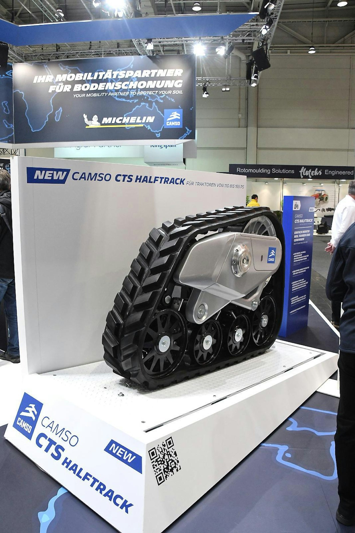 Michelinin ostettua viime vuoden puolella Camson on markkinointi tehostunut huomattavasti myös Euroopassa. Camso on telastotekniikan osaaja. Kuvassa on New Hollandin pienempiin 110–165 hv malleihin tarkoitettu puolitelaratkaisu. Telarunko asennetaan keskiosastaan taka-akseliin ja voima siirretään taakse vetopyörään ratasvaihteella.  Telaston ollessa taaempana se sopii paremmin ohjaamollisiin traktoreihin ilman muutoksia. (SN)