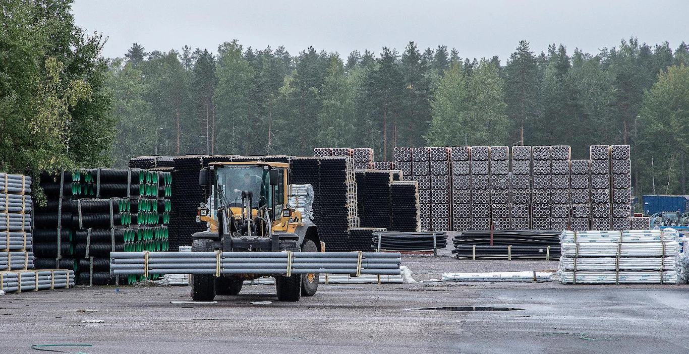 Valmiita tuotteita lähdössä asiakkaille Uponorin Nastolan-tehtaalta. Maailmanlaajuisesti Uponorilla on 15 tehdasta.