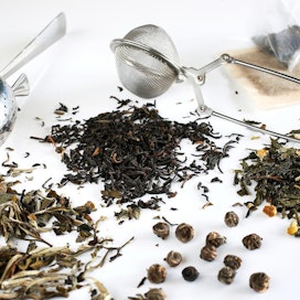 Vihreässä teessä, etenkin japanilaisessa luomuteessä, on pääsääntöisesti vähemmän haitallisia aineita kuin mustassa teessä.