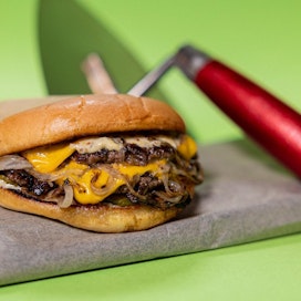 Vaasan Oy veikkaa perunasämpyläuutuuttaan burgerihifistelijöiden suosikiksi. Se sopii hyvin smash burgerin tekoon.