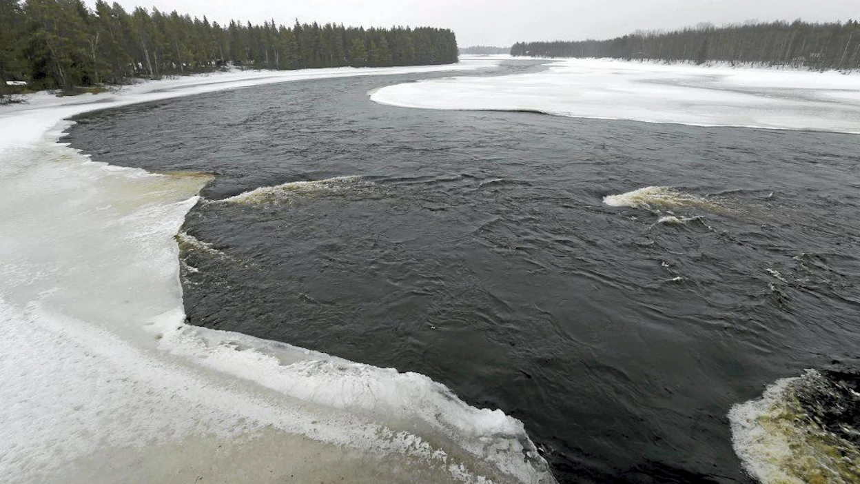 Kollajan tekojärven uskotaan helpottavan kevättulvia Iijoella Kipinän kylän kohdalla.