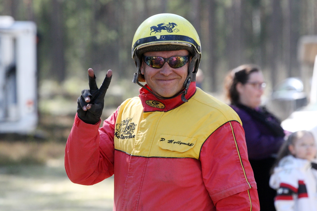 Petri Myllymäki on opittu tuntemaan lennokkaista voittajahaastatteluistaan. Hän on myös kirjoittanut omakustanteena vuonna 2004 julkaisemansa Tuntematon hevosmies -romaanin.