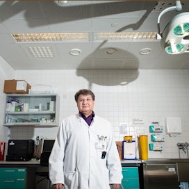 Syöpätautien erikoislääkäri Tapio Salminen on toiminut syöpälääkärinä lähes 30 vuotta. ”Erikoistuminen tiettyjen syöpien hoitoon on yksi isoista muutoksista työvuosieni aikana. Aiemmin kaikki syöpälääkärit hoitivat kaikkia syöpiä.&quot;