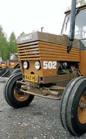Valmet 502 on tärkeä osa suomalaista traktori- ja maaseutuhistoriaa. Lukemattomat pikkupojat aloittivat traktorimiehen uransa aikoinaan juuri tällä legendaksi muodostuneella traktorilla.