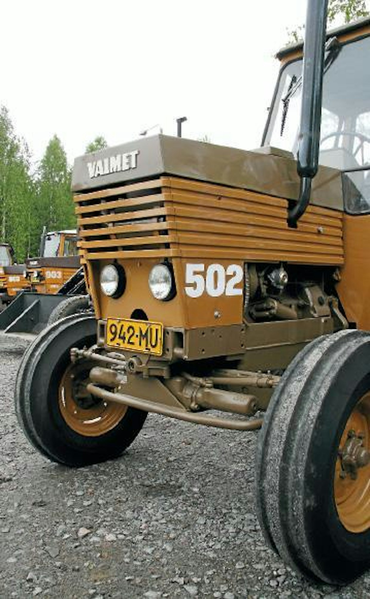 Valmet 502 on tärkeä osa suomalaista traktori- ja maaseutuhistoriaa. Lukemattomat pikkupojat aloittivat traktorimiehen uransa aikoinaan juuri tällä legendaksi muodostuneella traktorilla.