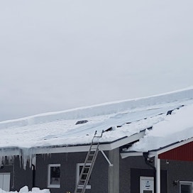 Pientalojen katot kestävät tyypillisesti hyvin suuretkin lumikuormat. Niissä suurin riski on katolta putoava lumi sekä henkilövahingot.