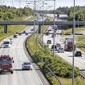 Pitkien etäisyyksien Suomessa työmatkat tehdään pääosin henkilöautolla.