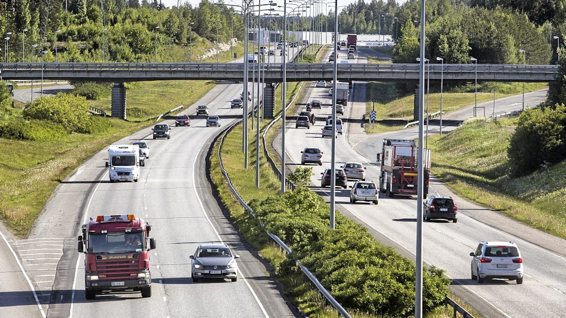 Pitkien etäisyyksien Suomessa työmatkat tehdään pääosin henkilöautolla.