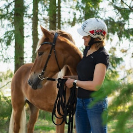 Hevosen lajityypilliseen käytökseen kuuluu lauma, muistuttaa Henna Virkkunen. Hän kannattaakin, että uuteen eläinten hyvinvointilakiin kirjattaisiin, ettei hevosta saa pitää tallissa yksin.