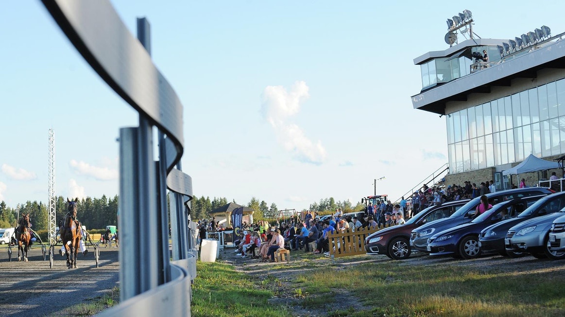 Yleisö ei pääse sunnuntaina seuraamaan Ylivieskan raveja paikanpäältä. Rataolosuhteiden takia ravit ovat siirretty Kaustiselle.