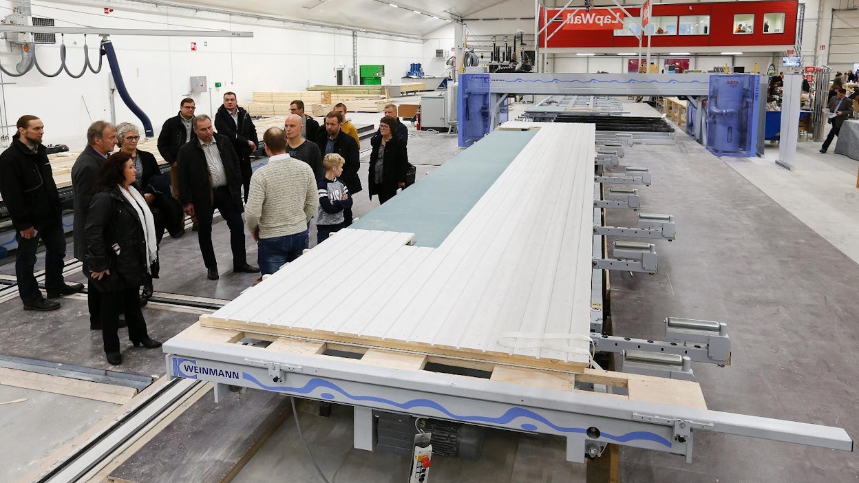 Puuelementtitehtaan uusi tuotantolinja kiinnosti pyhäntäläisiä.
