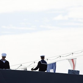 Merivoimien lipunnosto Helsingin Eteläsatamassa avasi Puolustusvoimain lippujuhlan päivän juhlallisuudet.