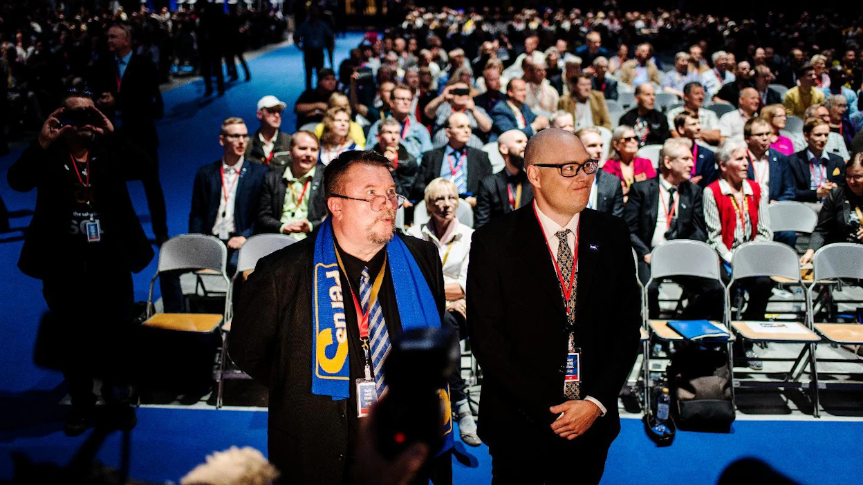 PS-Nuorten kokous äänesti sääntömuutoksen kumoon äänin 56–45. Perussuomalaisten puoluesihteerille Simo Grönroosille (oik.) äänestystulos tuli yllätyksenä. Kuva perussuomalaisten viime kesän puoluekokouksesta.