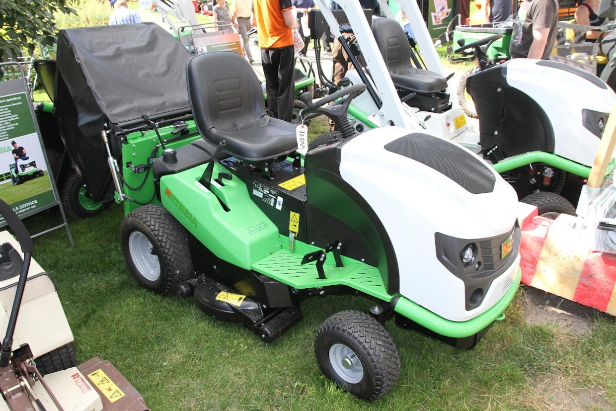 Hautala Service Oy:n maahantuoma Etesia Hydro 100 III -keräävä ajoleikkuri on H100E seuraaja. Moottorina on Kawasakin 18 hv tehoinen kaksisylinterinen bensiinimoottori. Terien korkeudensäätö toimii mekaanisesti. Vakiovarustukseen kuuluu mm. sähköinen leikkuulaitteen kytkentä, hydraulinen kerääjän tyhjennys sekä tasauspyörästön lukko. 100 III on mahdollista varustaa myös hytillä. (TR)