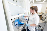 Tuotantoeläinnäytteistä ei ole löytynyt salmonellaa moneen vuoteen Kokemäen vesistön vesiensuojeluyhdistyksen laboratoriossa Tampereella. Tutkimuslaborantti Kristiina Kakkonen pipetoi  näytettä erottelukykyiselle rikastusmaljalle.