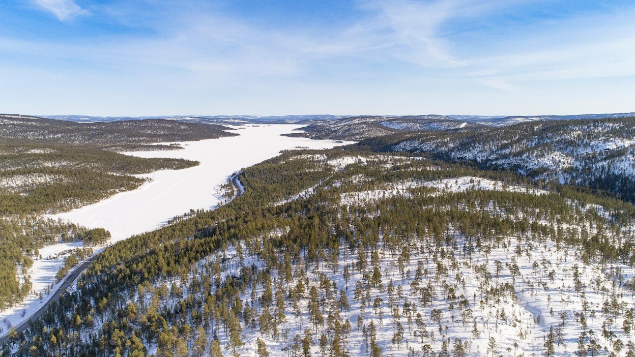 Jäämeren rata halkoisi Inarin ja Ivalon välillä Ukonjärven–Myössäjärven aluetta, jota on ehdotettu valtakunnallisesti arvokkaaksi maisemaksi. Kuva on Ukonjärven pohjoispäästä kohti etelää. 4-tie kulkee järven rantaa.