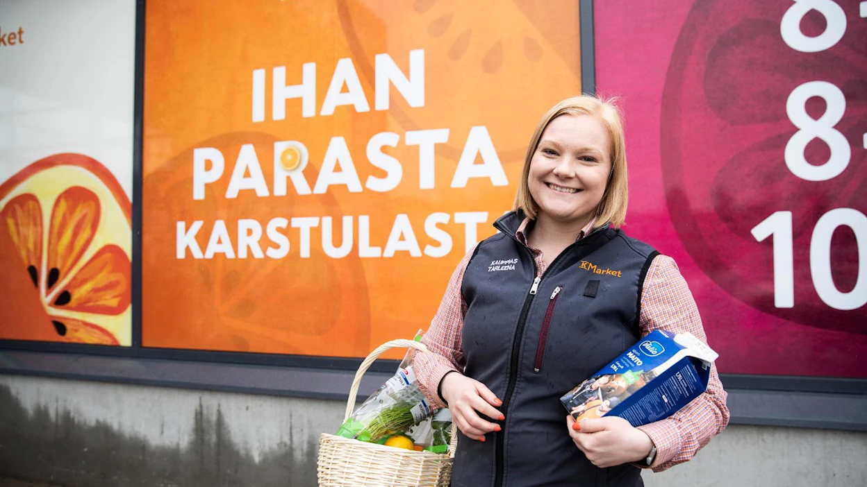 Asiakkaista tulee läheisiä pienellä paikkakunnalla. Tarleena Raatikainen tekee mieluiten iltavuoroja, jolloin jää enemmän aikaa jutella asiakkaiden kanssa.