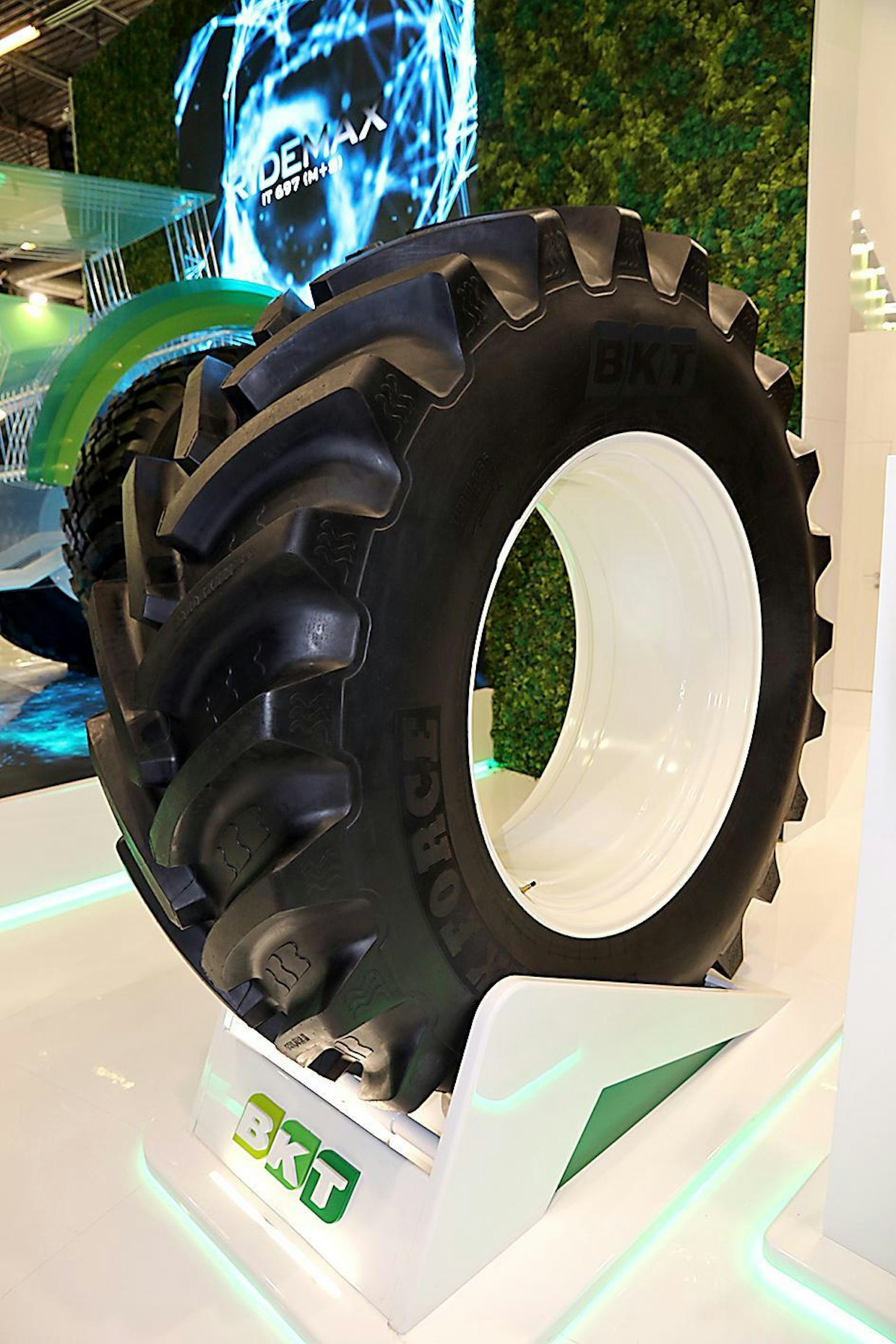 BKT-laajentaa isojen traktorirenkaiden kokovalikoimaa. Suurimman BKT Airmax Force -renkaan koko on IF750/75R46, ja halkaisija muutamaa milliä vaille 230 senttiä.