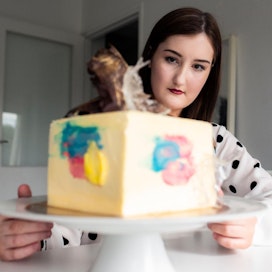 Salolainen Annika Vainio innostui kakkujen leipomisesta, ja päätti perustaa niiden myymiseen 4H-yrityksen helppouden takia. Sen myötä hän pääsi myös Ylen Summeriin Kesä ilman pomoa -nuortenohjelmaan.