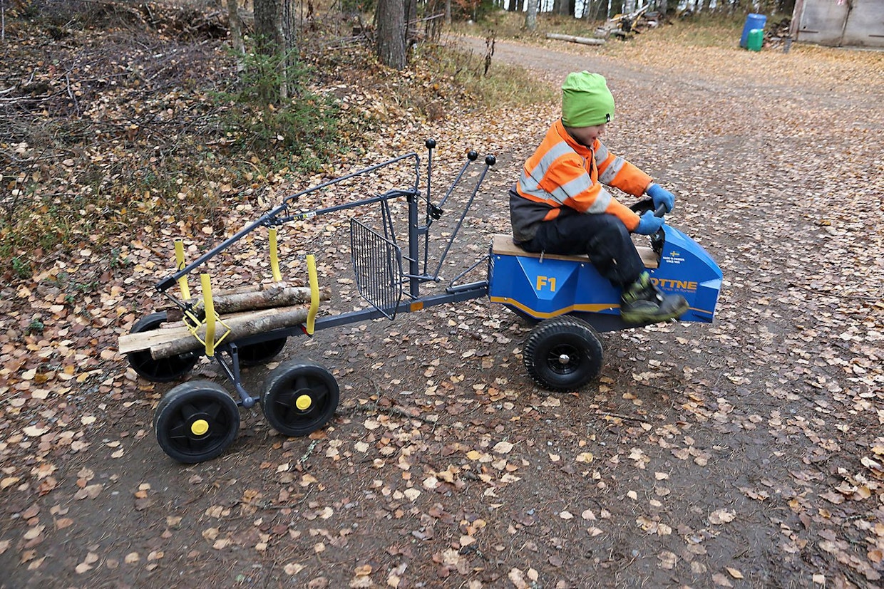 Koneen ketjuohjatun keskinivelen kääntökulma on varsin loiva, minkä myötä F1 on varsin kankea kääntyjä. Voimansiirto kuitenkin toimii lähes ajatuksen tarkkuudella.
