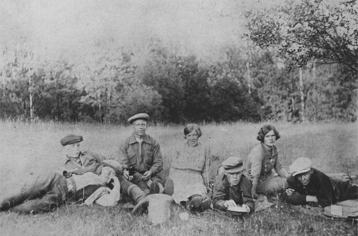 Marjastajat levähtävät Huhuksessa Ilomantsissa. 1920- tai 1930-luku.