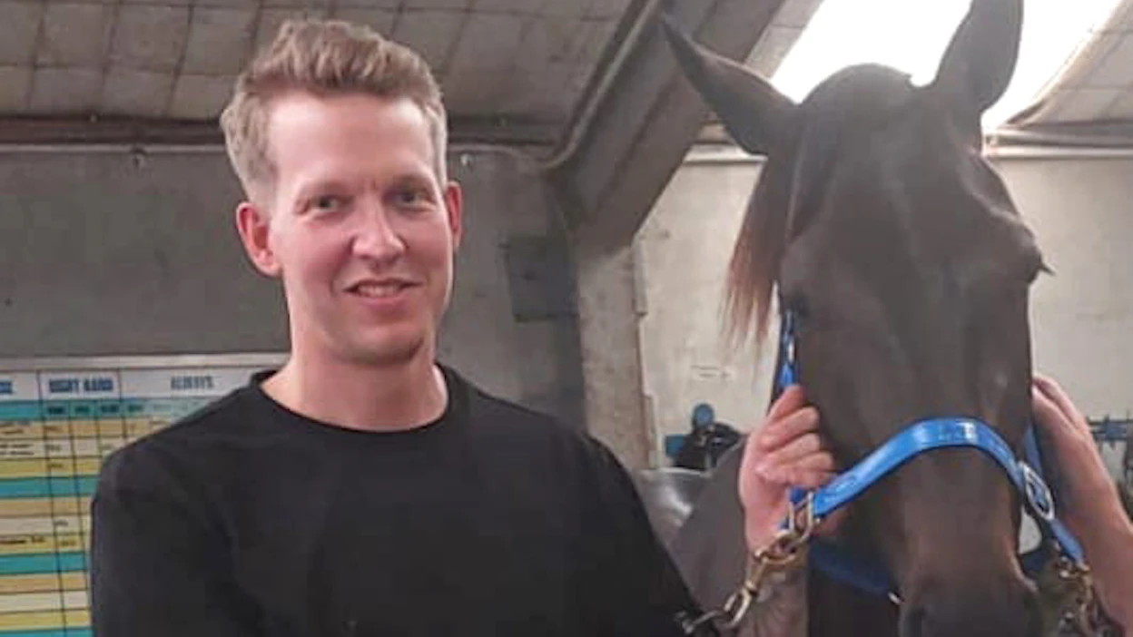 Antti Ruokonen viihtyy hyvin ravivalmentajana Australiassa. Arkistokuvassa hän on kilpailumatkalla Uudessa-Seelannissa Keayang Zaharan kanssa.