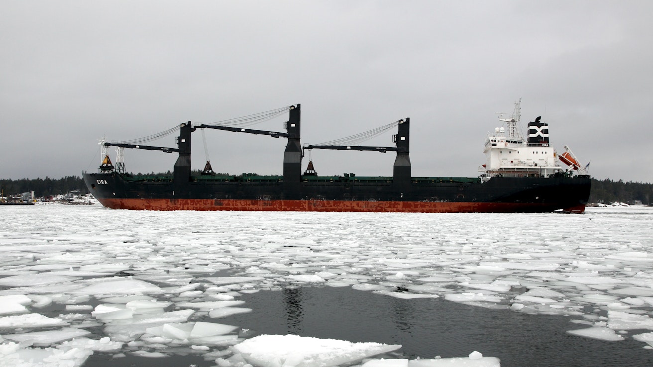 Suomi on riippuvainen meriliikenteestä, jonka kustannuksia talviolosuhteet nostavat, kirjoittajat huomauttavat.