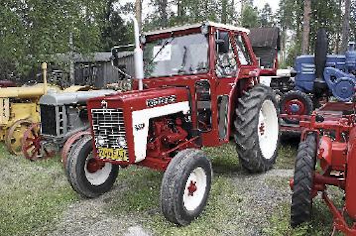McCormick 434 on modernin näköinen 60-luvun lopun traktoriksi, mutta peltien alla oleva tekniikka on otettu käyttöön jo vuonna 1958, suuri osa huomattavasti aiemmin. Samaa mallia tehtiin vuoteen 1975 asti, mutta tyypiksi vaihtui vuonna 1971 International 444. Teholtaan 49-hevosvoimainen 434:ään sai valinnaisvarusteena hydraulisen pikavaihteen, jonka myötä huippunopeus kasvoi 28,6:sta 39,3 kilometriin tunnissa. Alkuperäinen ohjaamo ei ollut näin tilava ja tyylikäs. (Oulainen)