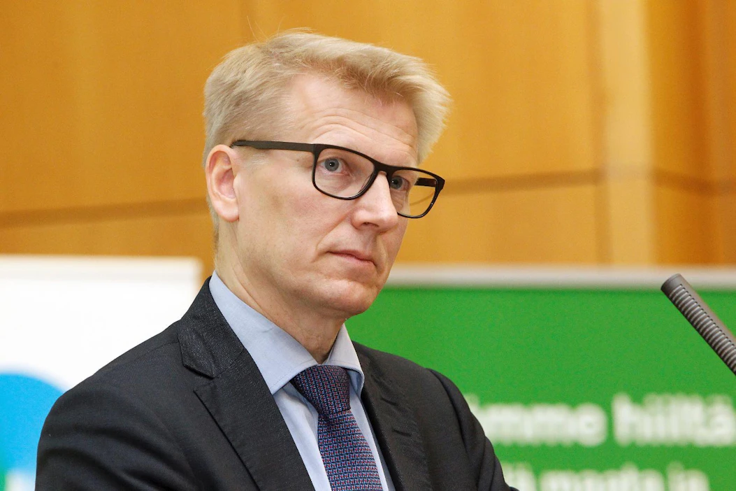 Ympäristöministeri Kimmo Tiilikainen (kesk.) oli tiistaina varovaisen positiivinen ja kertoi puheenjohtajamaa Viron neuvottelumandaatin liikkuneen Suomen kannalta myönteiseen suuntaan.