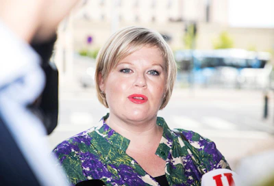 Annika Saarikko vetosi nuoriin suositusten noudattamiseksi. "Ajatelkaa vanhempianne ja isovanhempianne."