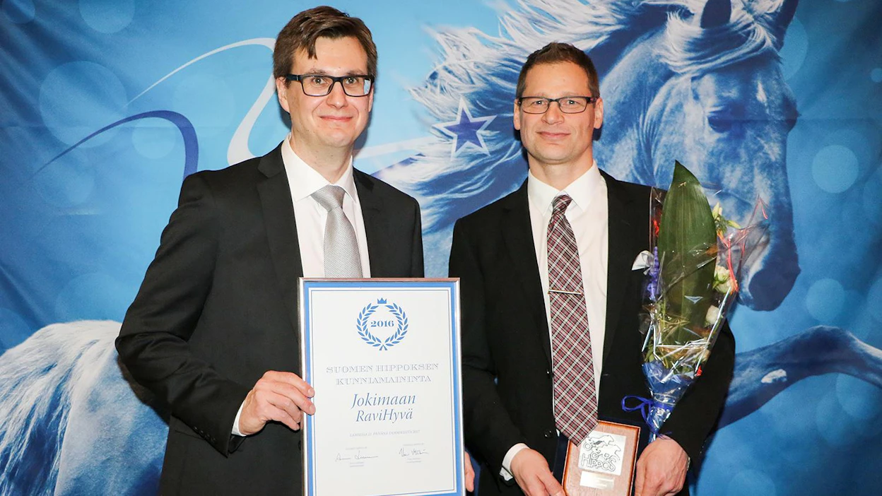 Mikko Korpela (vas.) vastaanotti viime vuoden Ravigaalassa Jokimaan Ravihyvä-tempauksen kunniakirjan yhdessä Jokimaan Tomi Himangan kanssa.