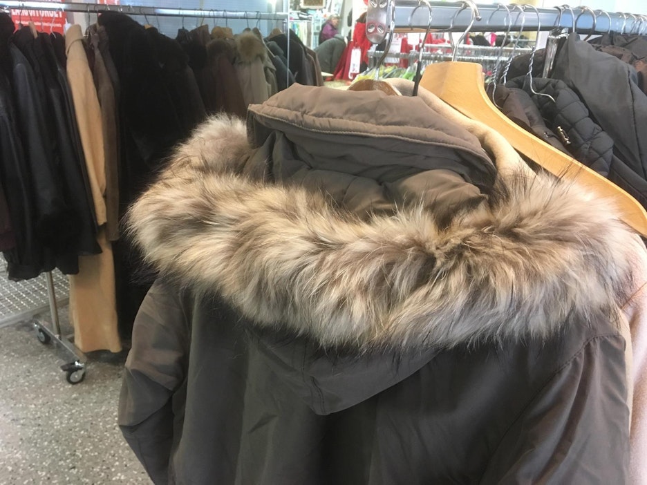 Kuluttajaa voidaan huijata myymällä aitoa karvaa tekoturkiksena.