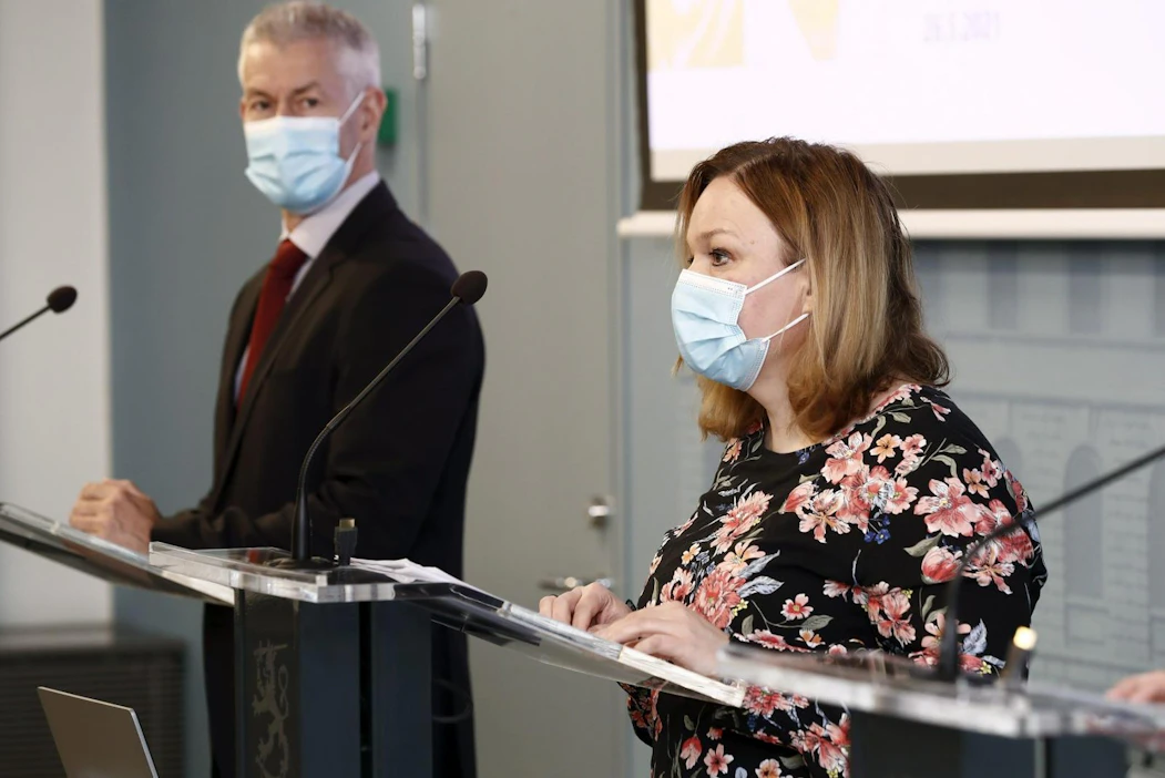 Perhe- ja peruspalveluministeri Krista Kiuru ja STM:n osastopäällikkö Taneli Puumalainen tiedotustilaisuudessa. LEHTIKUVA / RONI REKOMAA