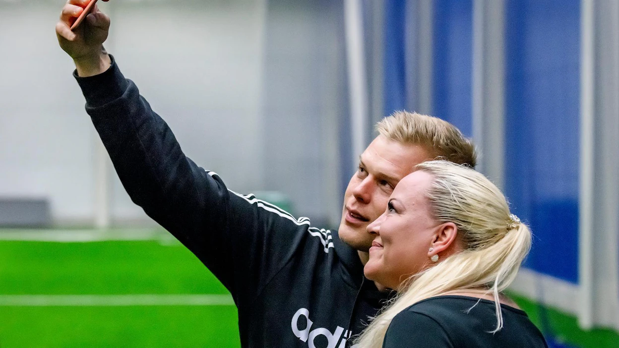 AlfaTV kuvasi kesällä Kuortaneen urheiluopistolla Tangomarkkinoiden tangokuninkaallisista TV-ohjelmaa Kuninkaalliset kimpassa. Aki Samuli otti selfien Taina Kokkosen kanssa.