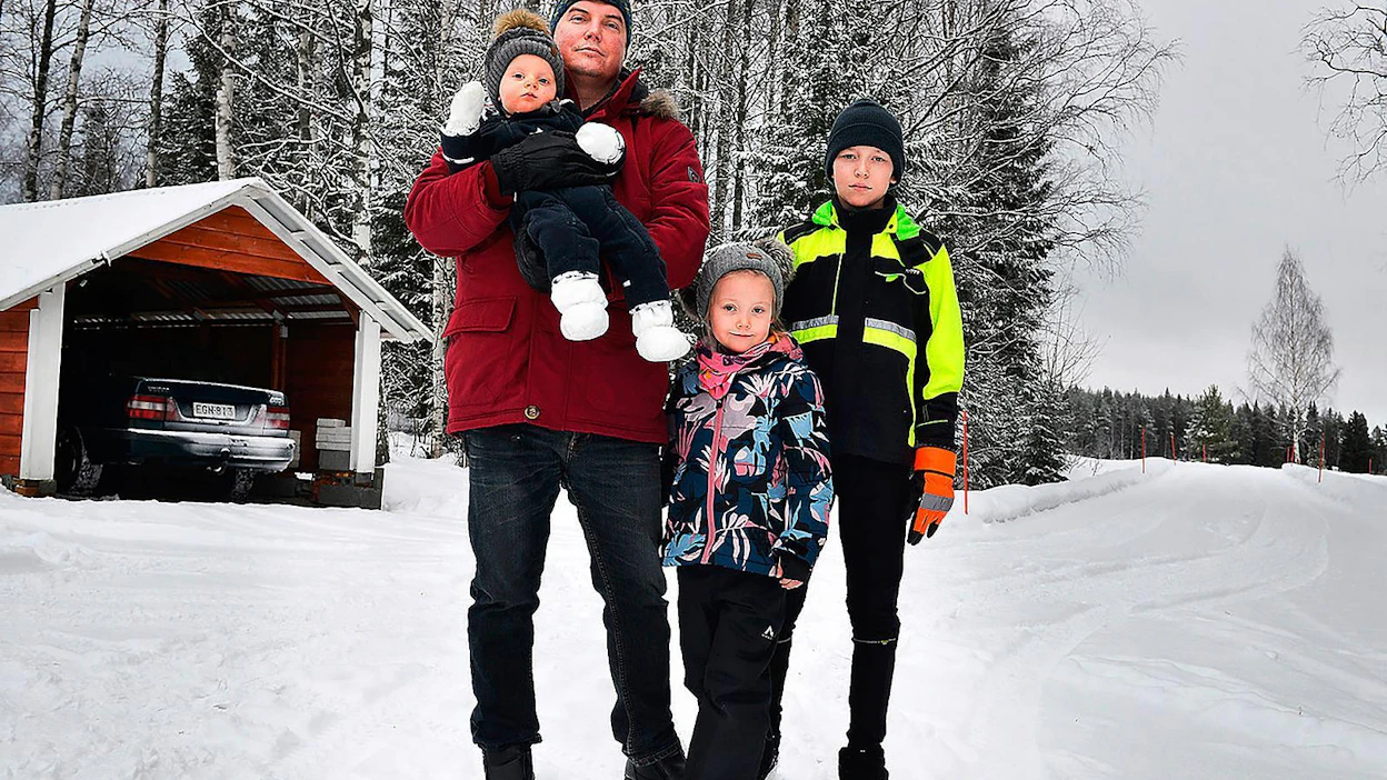 Taksia vuodesta 2005 asti ajanut Matias Muhonen aikoo palata rattiin, kunhan alan kannattavuus paranee. Nyt miestä työllistävät perheen lapset Rene, Netta ja Leo.