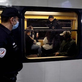 Ranskalaispoliisit partioivat toukokuussa Pariisin metrossa. LEHTIKUVA / AFP