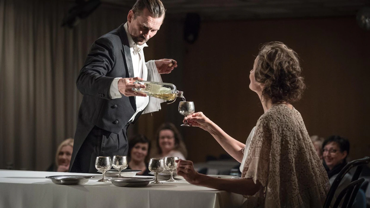 Teatteria, sirkusta ja tanssia yhdistelevä esitys alkaa uudenvuodenaatolta tutulla Illallinen yhdelle -pienoisnäytelmällä. Hovimestari James (Antti Lahti) tarjoilee illallisen neiti Sophien (Liisa Ruuskanen) syntymäpäiväjuhlilla, joiden kaikki kutsuvieraat ovat jo kuolleet.
