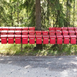 Tämä jämäkkä postilaatikkorivi on Suomusjärveltä.