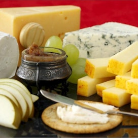 Tyylikäs tarjoilu koostuu erilaisista juustoista. Varaa esimerkiksi mustaa Salaneuvosta, Luostaria, Auraa ja Verneri-valkohomejuustoa. Suolakeksin päälle katkaraputuorejuustoa sekä lisäksi rypäleitä sekä omena-taatelihilloketta. Jaana Kankaanpää
