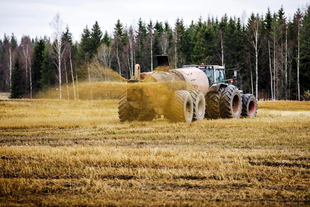 Suomessa rajoitetaan lannan levitystä pelloille tiukemmin, mitä lainsäädäntö edellyttää.