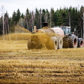 Suomessa rajoitetaan lannan levitystä pelloille tiukemmin, mitä lainsäädäntö edellyttää.