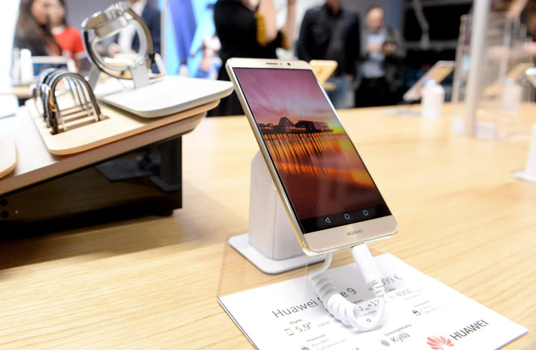 Yhdysvaltain valtion virastoilta on jo aiemmin kielletty laitteiden ostaminen Huaweilta. Huolenaiheena on se, että Kiinan viranomaiset käyttäisivät Huawein laitteita vakoillakseen Yhdysvaltoja. LEHTIKUVA / MIKKO STIG
