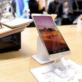Yhdysvaltain valtion virastoilta on jo aiemmin kielletty laitteiden ostaminen Huaweilta. Huolenaiheena on se, että Kiinan viranomaiset käyttäisivät Huawein laitteita vakoillakseen Yhdysvaltoja. LEHTIKUVA / MIKKO STIG