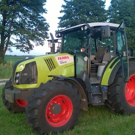 Nopeita traktoreita saa ajaa maatalousajossa normaalilla henkilöauton ajokortilla, eduskunta esittää.